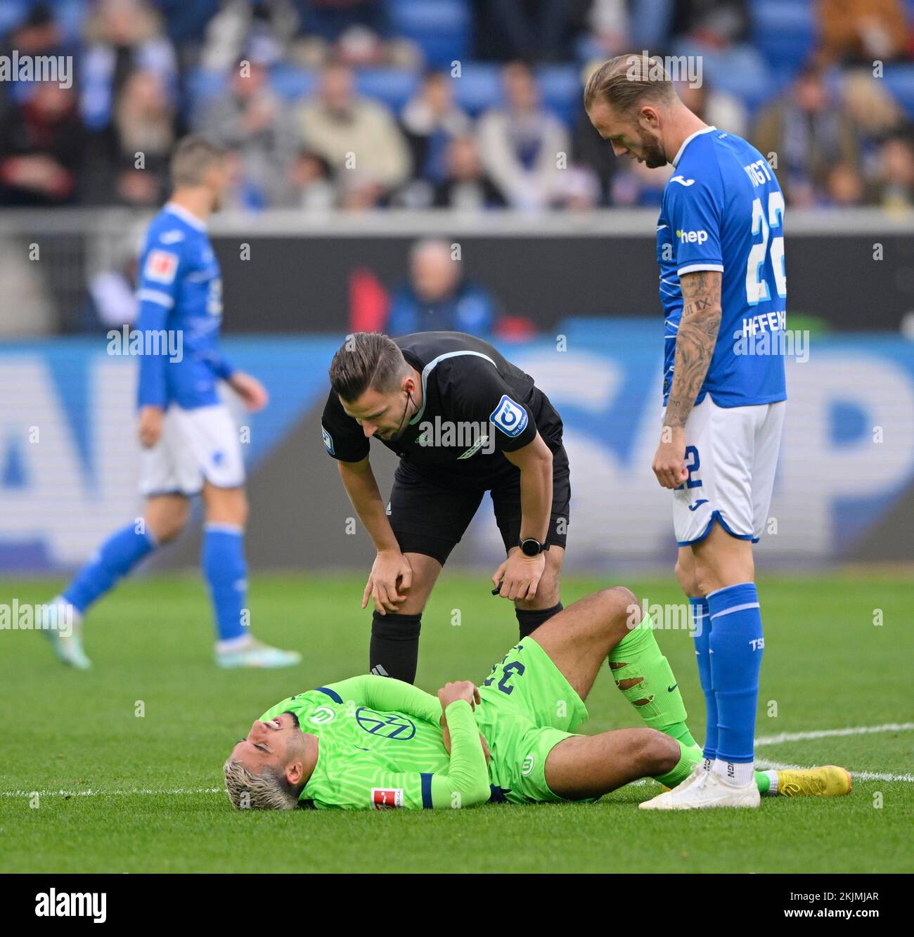 Verletzung Omar Marmoush VfL Wolfsburg (33), mit ihm Kevin Vogt TSG 1899 Hoffenheim (22) und Schiedsrichter Daniel Schlager, PreZero Arena, Sinsheim, Ba Stockfoto