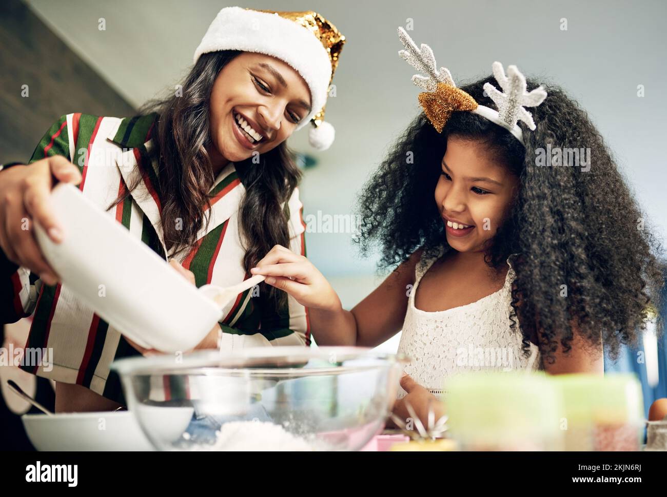 Weihnachten, Liebe und Mädchen backen mit Mutter in der Küche, um festliche Kekse, Kekse und Leckereien zu machen. Schwarze Familie, Liebe und mutter backen mit Kind Stockfoto