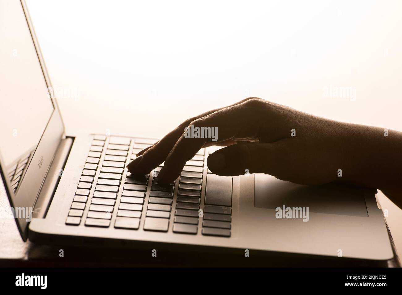 Die Regierung hat angekündigt, dass ein Dateifoto vom 04. April 03/17 einer Person, die einen Laptop benutzt, als das Teilen von „downblouse“-Bildern und pornografischen „dezephalen“ Bildern ohne Zustimmung zu Verbrechen wird. Stockfoto