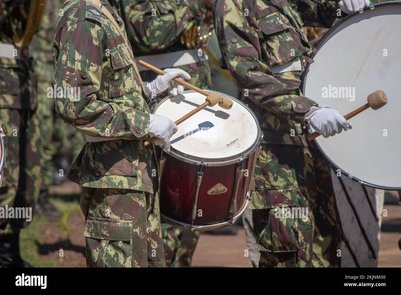 Nahaufnahme der Schlaginstrumente einer Militärbande in Afrika Stockfoto
