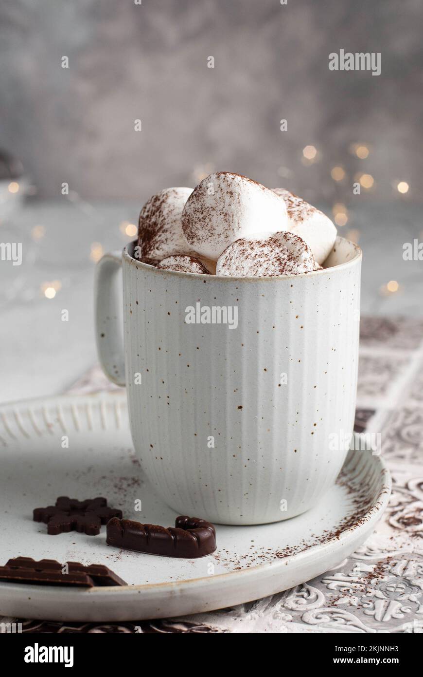 Heißgetränketasse mit Marshmallow und Schokolade. Weihnachtskreationen. Stockfoto