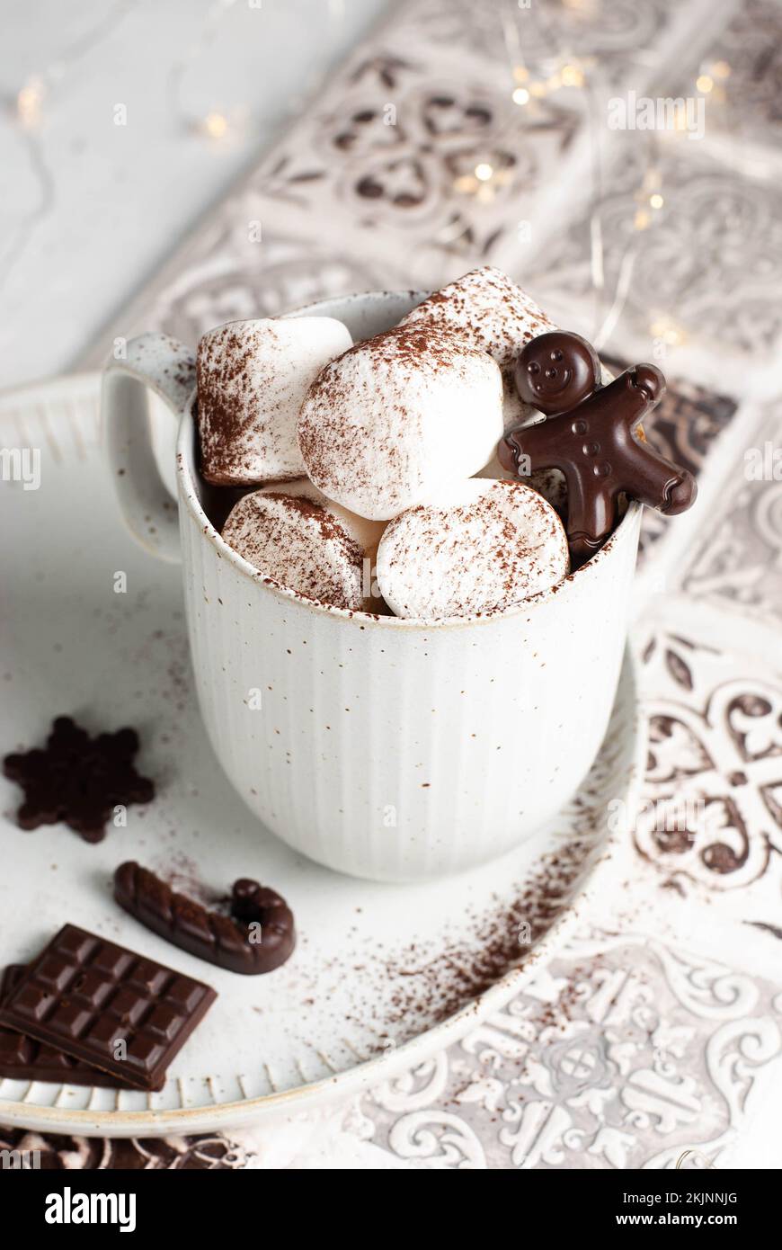 Heißgetränketasse mit Marshmallow und Schokoladen-Lebkuchenmann. Weihnachtskreationen. Stockfoto
