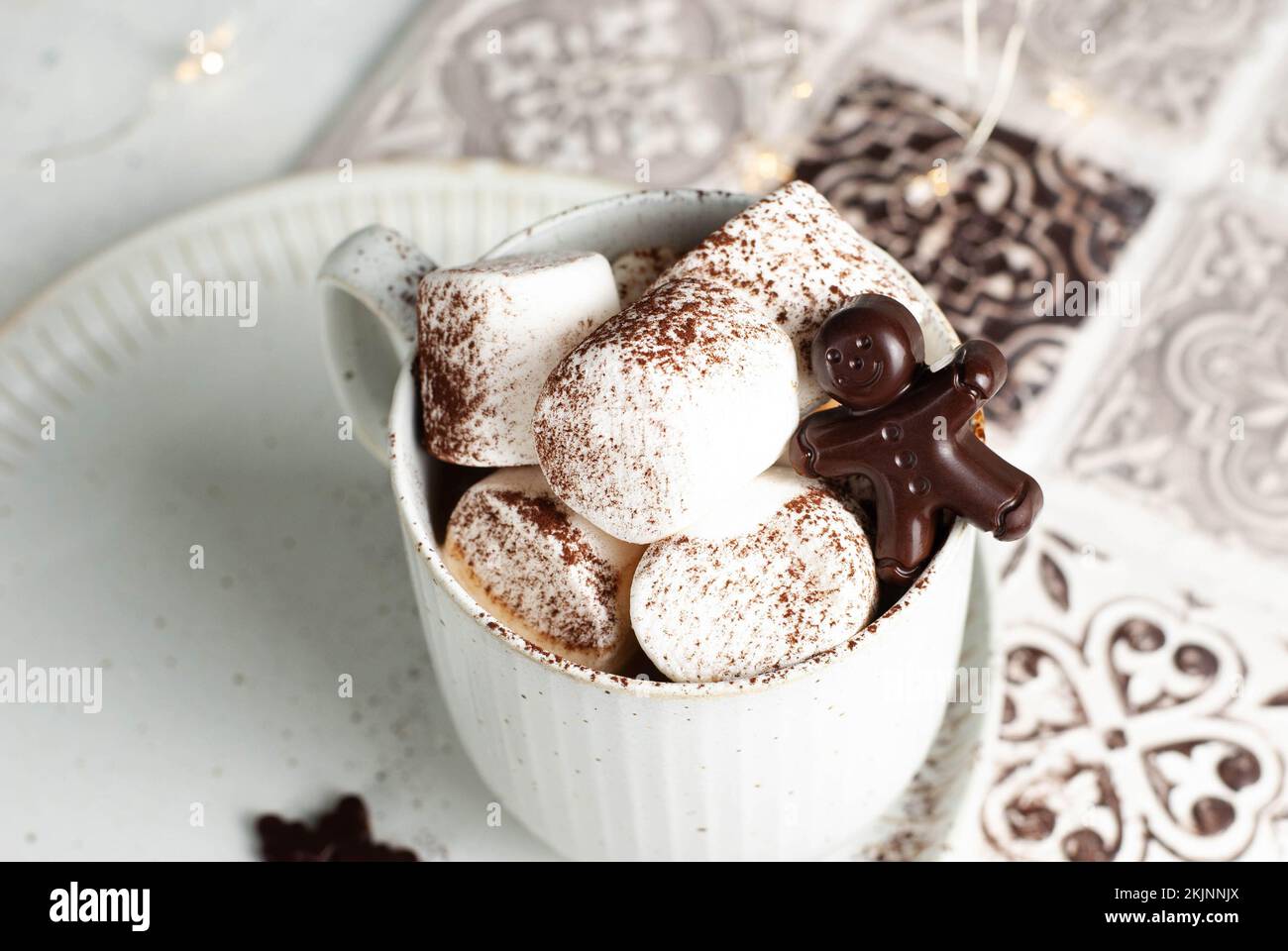Heißgetränketasse mit Marshmallow und Schokoladen-Lebkuchenmann. Weihnachtskreationen Stockfoto
