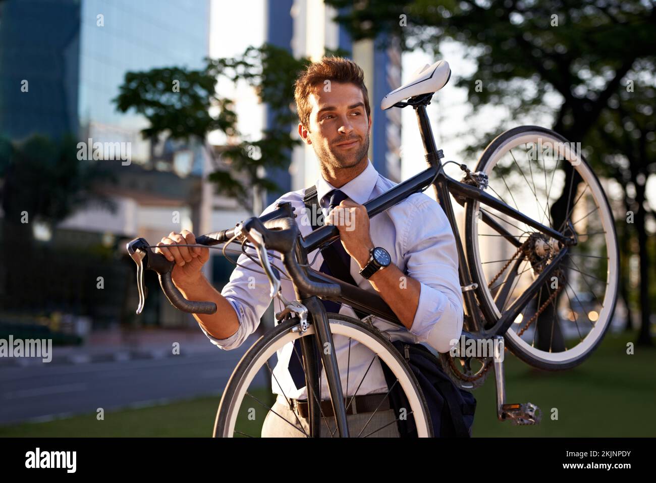 Umweltfreundlicher Transport. Ein Geschäftsmann, der mit seinem Fahrrad zur Arbeit pendelt. Stockfoto