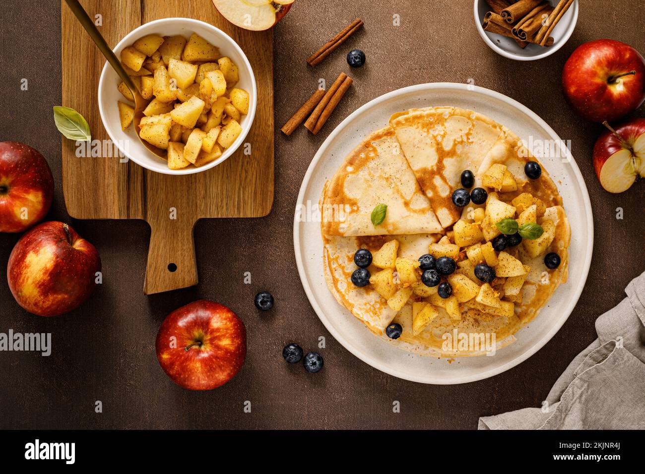 Crepes mit karamellisierten Zimtäpfeln, Draufsicht Stockfoto