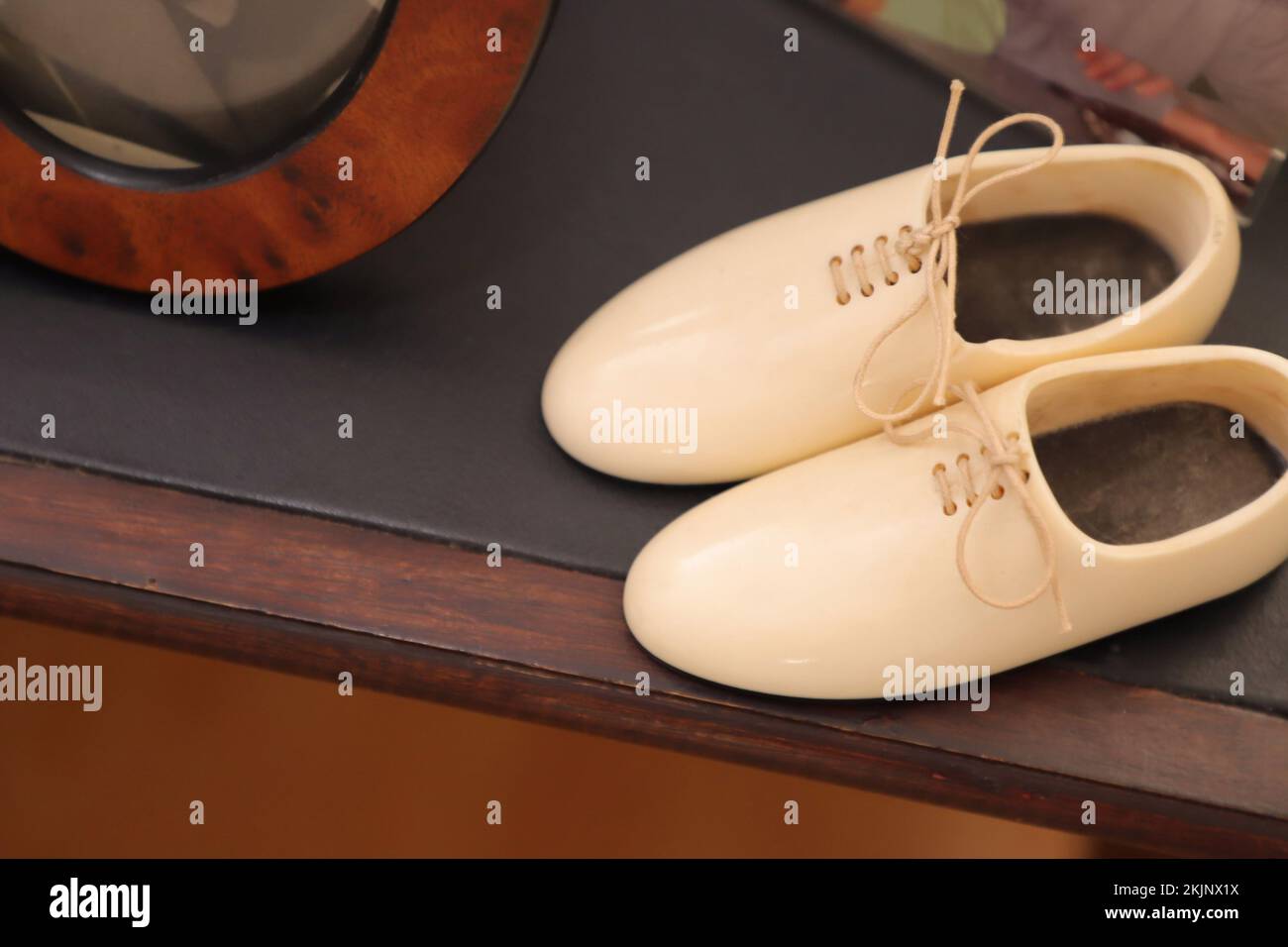 Elfenbein schuhe -Fotos und -Bildmaterial in hoher Auflösung – Alamy