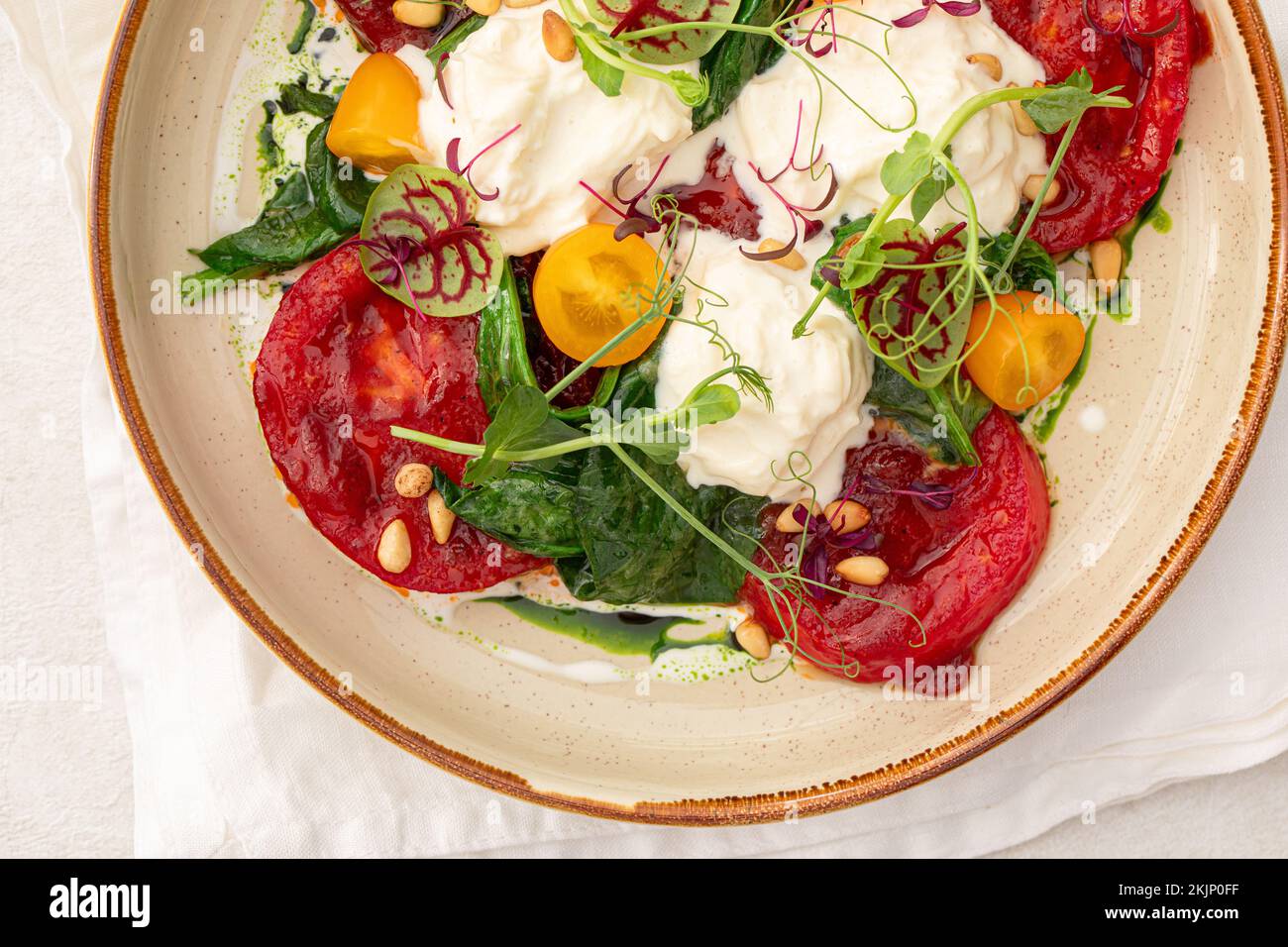 Portion gegrillte Tomaten und Stracciatella Stockfoto