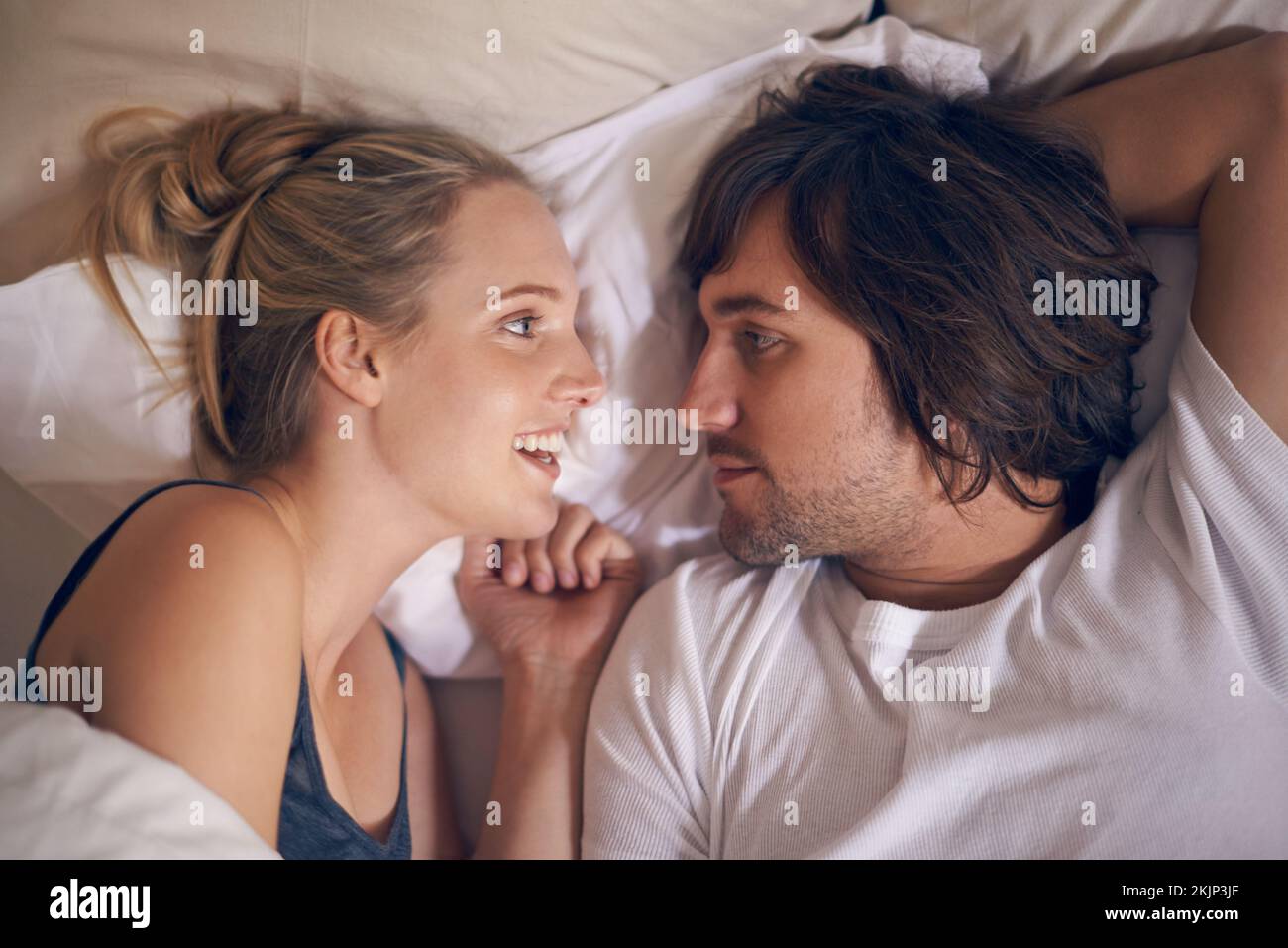 Hast du Schlaf gut gesehen? Ein liebevolles junges Paar, das sich im Bett entspannt. Stockfoto