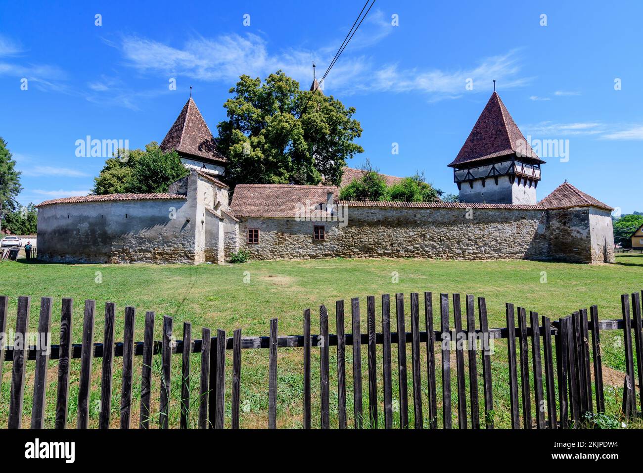 Altes Gebäude in der befestigten Kirche der Heiligen Peter und Paul (Biserica Sfintii Apostoli Petru și Pavel) im Dorf Cincosr, in der Nähe von Fagaras in Siebenbürgen (TR Stockfoto