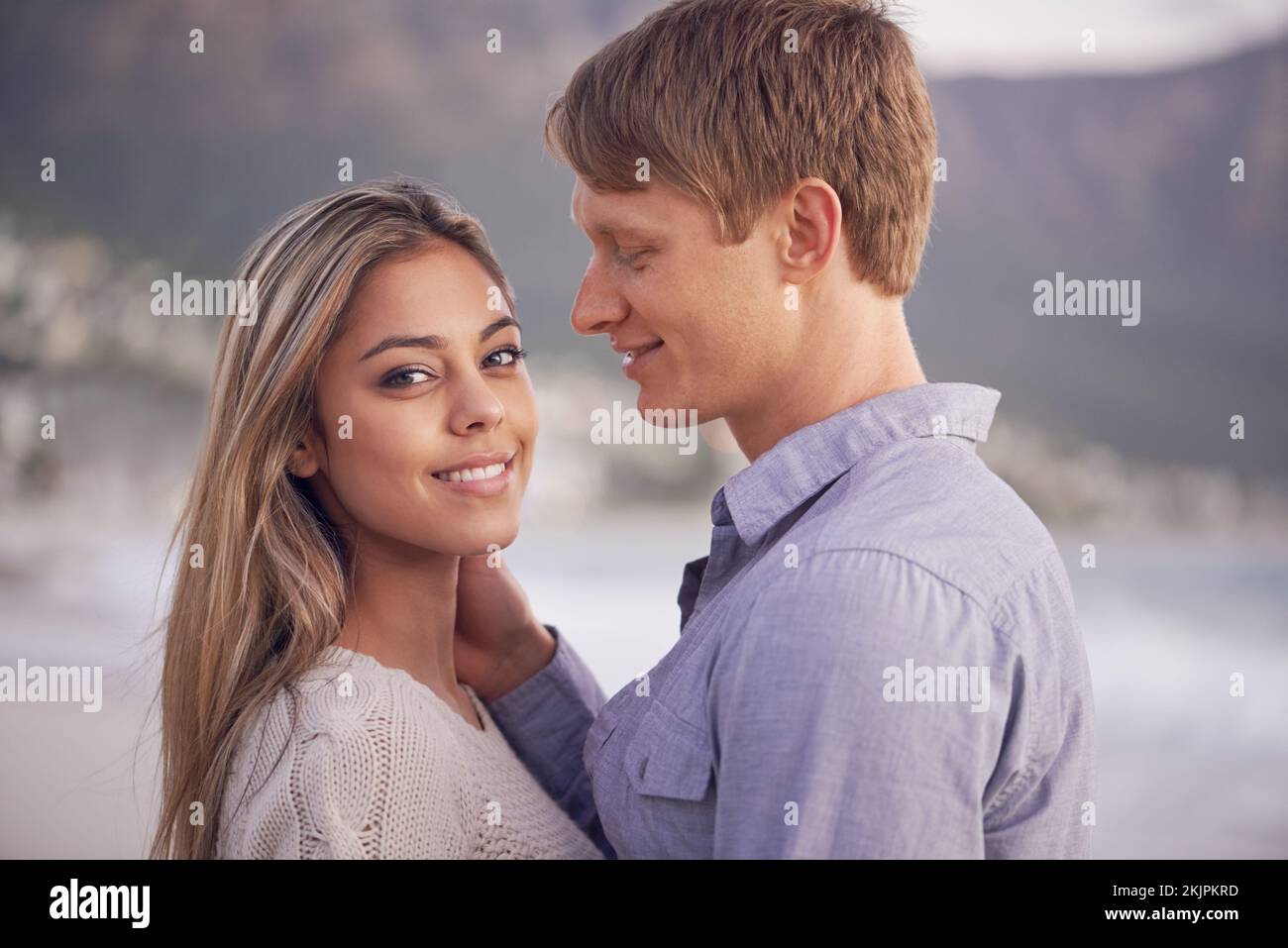 Es ist das Beste, was mir passiert ist. Porträt eines glücklichen jungen Paares, das einen romantischen Moment am Strand genießt. Stockfoto