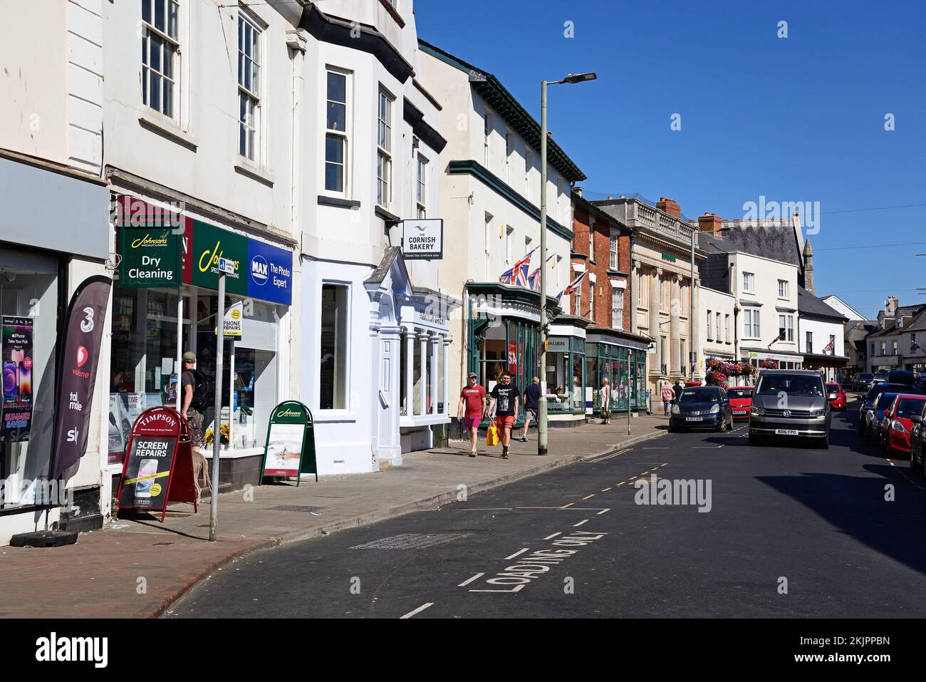Blick auf die Einkaufsstraße High Street im Stadtzentrum mit Shoppers zu Fuß, Sidmouth, Devon, Großbritannien, Europa. Stockfoto