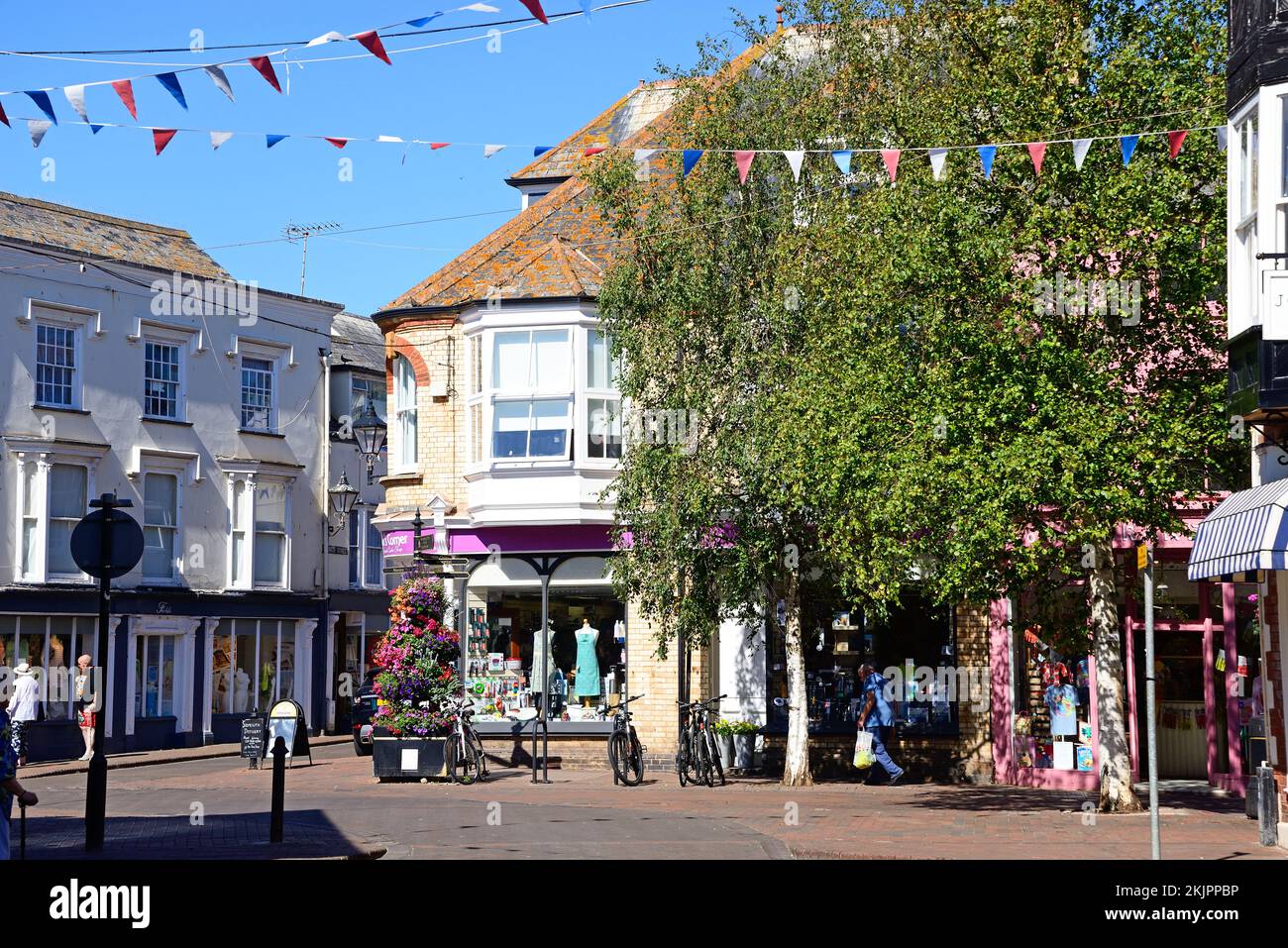 Traditionelle Läden und Einkaufsmöglichkeiten entlang der Old Fore Street im Stadtzentrum, Sidmouth, Devon, Großbritannien, Europa. Stockfoto