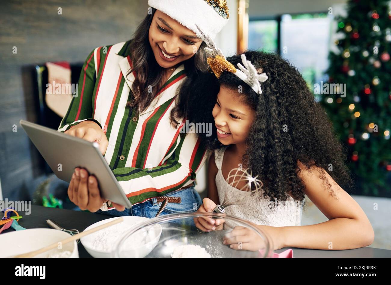 Weihnachten, Tablet und Kochfamilie mit Kind und Mutter, die ein Online-Rezept, Informationen auf der Website und einen Food-Blog für den Urlaub lesen. Schwarze familienmutter Stockfoto