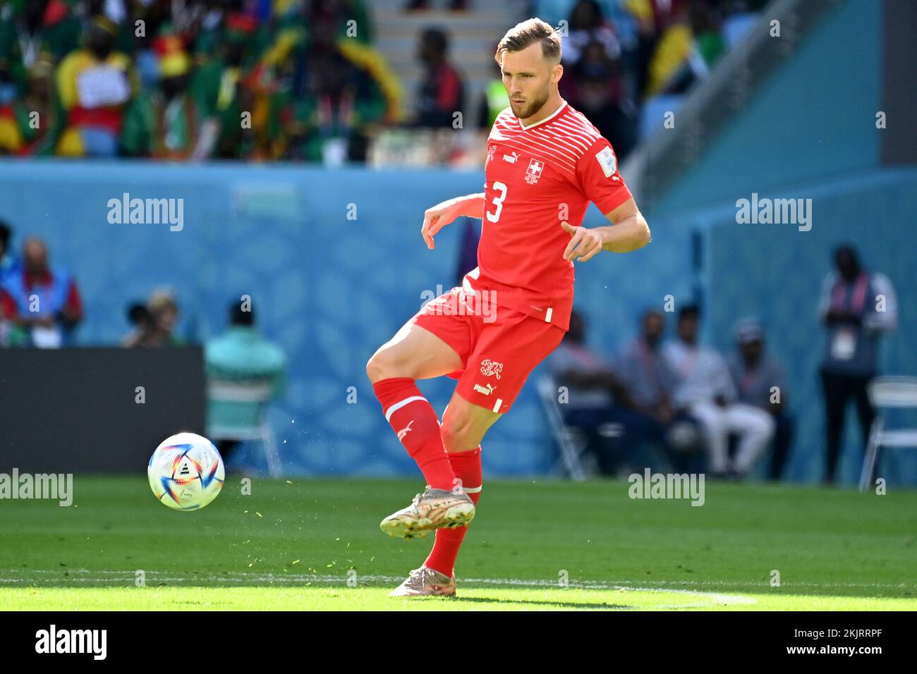 Katar. 24.. November 2022. WIDMER Silvan (SUI) Action, Einzelaktion, Einzelbild, Ausschnitt, Ganzkörperaufnahme, Ganze Figur Schweiz (SUI) - Kamerun (CMR) 1-0 Gruppe Stage Group G am 24.. November 2022, Al Janoub Stadion. Fußball-Weltmeisterschaft 2022 in Katar ab 20,11. - 18.12.2022? Kredit: dpa Picture Alliance/Alamy Live News Stockfoto