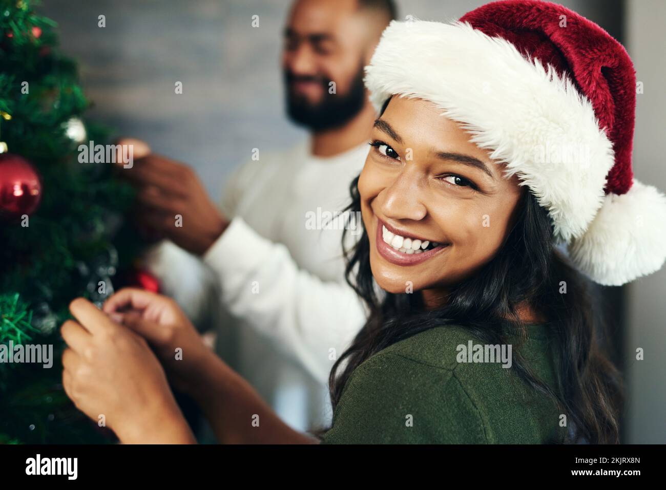 Paare, Porträt- und weihnachtsbaumdekor zusammen mit Liebe und Fürsorge während der festlichen Jahreszeit. Ehemann, Frau und Ornamente an einem Weihnachtsbaum Stockfoto