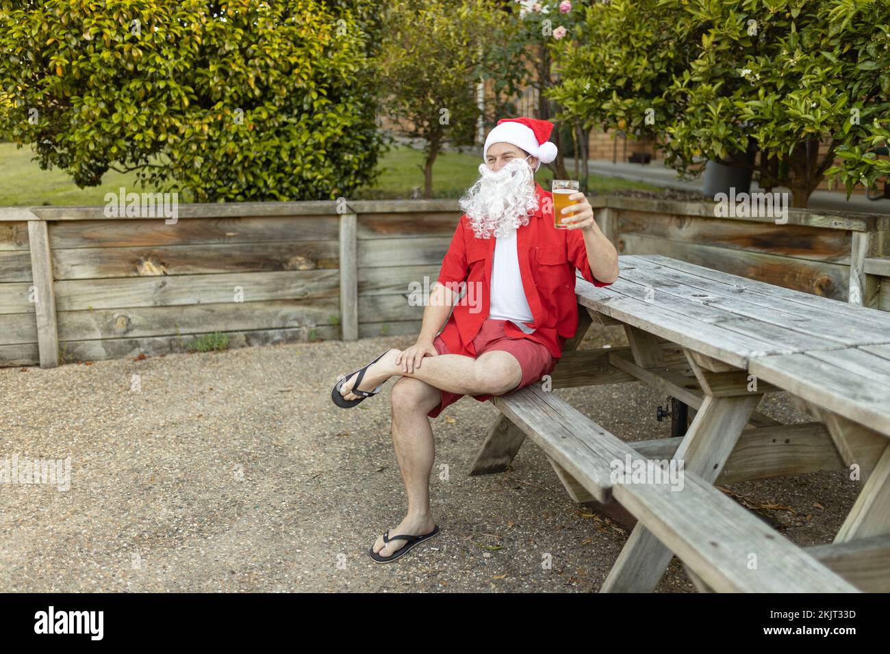 Ein Weihnachtsmann zu Weihnachten im australischen Sommer mit einem Bier Stockfoto