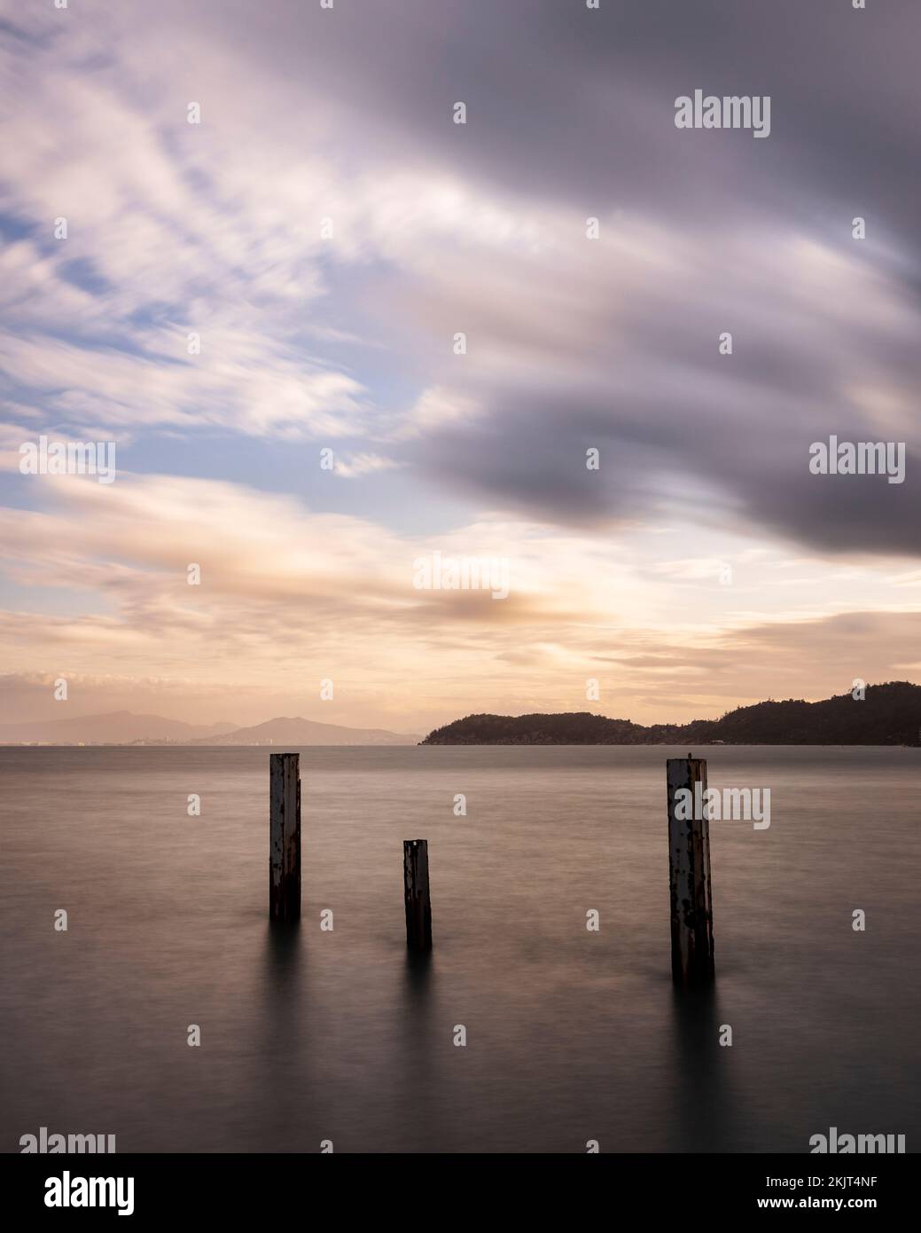 Pole im Wasser und lange Wolken in Geoffrey Bay auf Magnetic Island Stockfoto