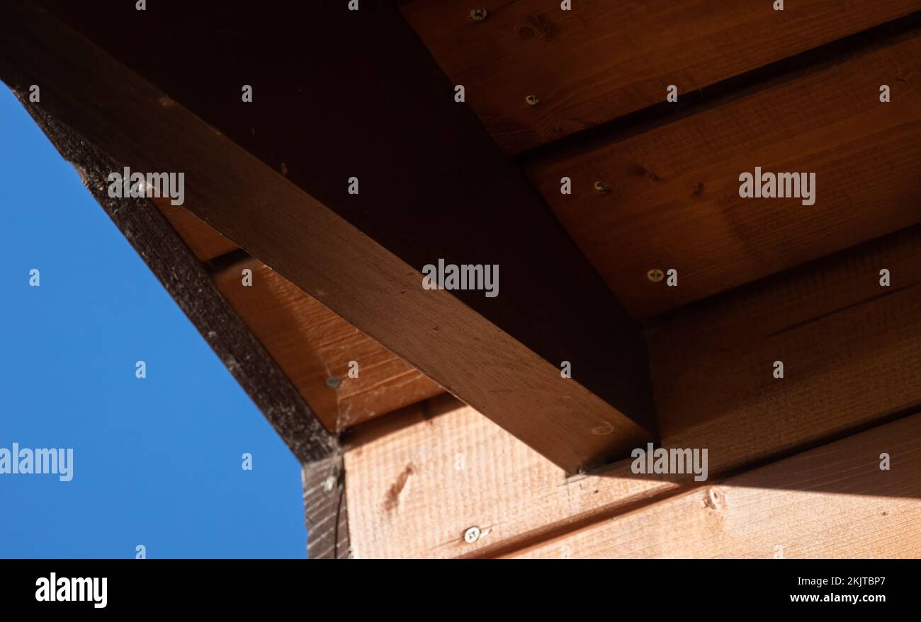 Abstrakte Details aus Holzarchitektur, Dachinnenfläche, Hintergrundfoto mit selektivem Fokus Stockfoto