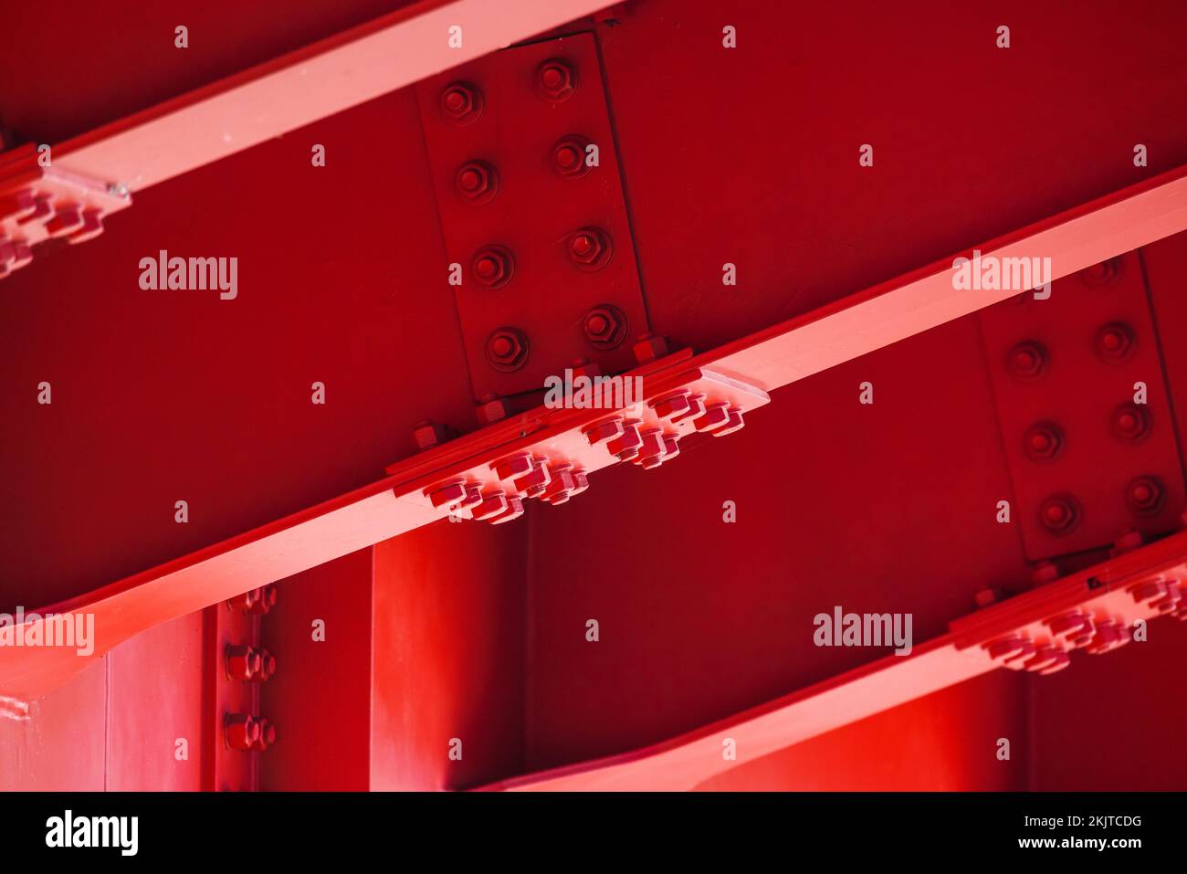 Spannweite der roten Stahlbrücke, Ansicht von unten mit Trägerverbindungen Stockfoto