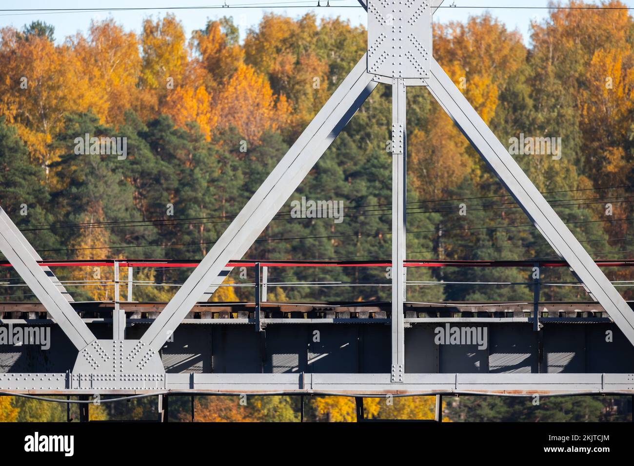 Graues Stahlgerüst-Brücken-Fragment, Eisenbahninfrastrukturdetails Stockfoto