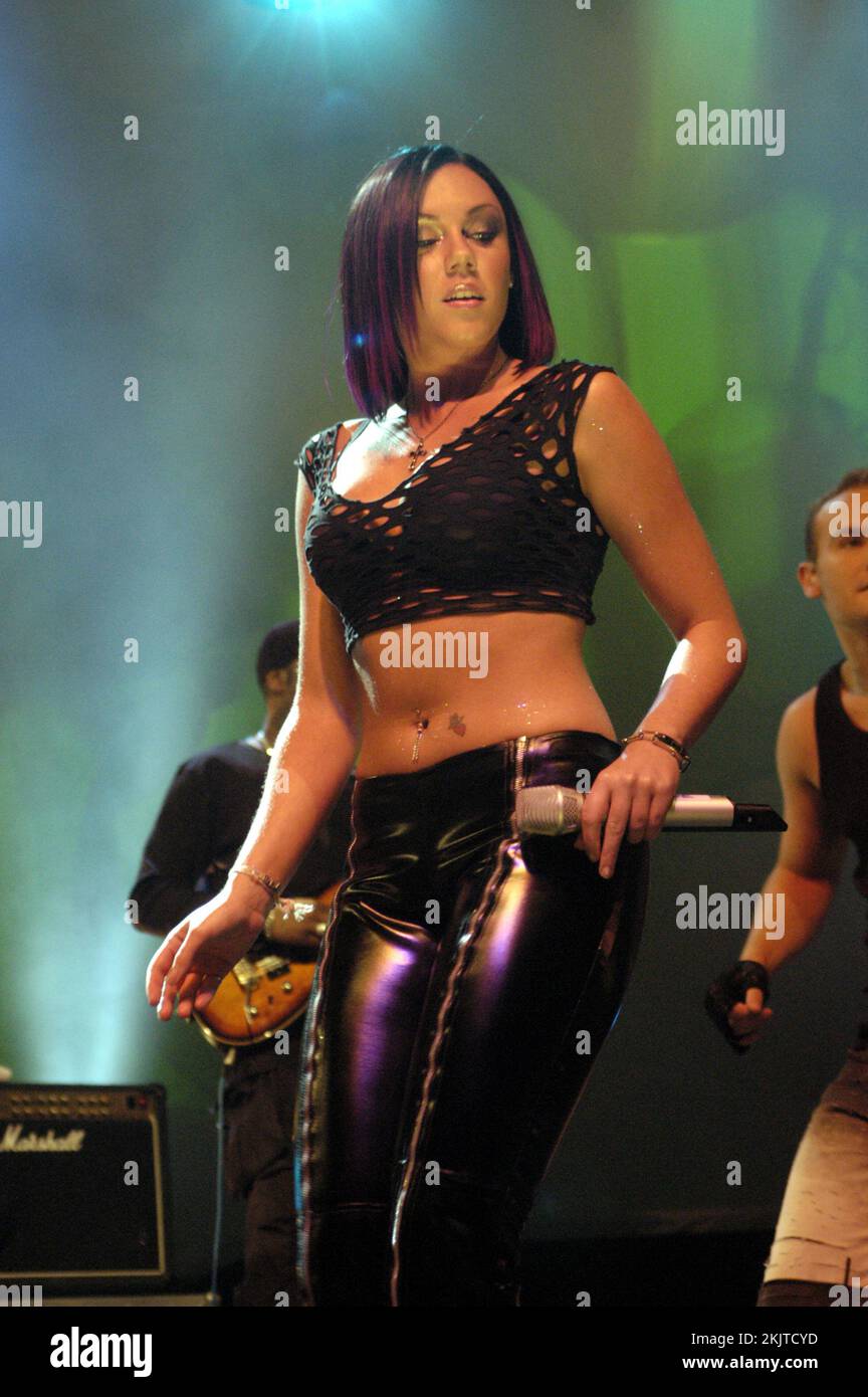 MICHELLE HEATON, LIBERTY X, KONZERT, 2003: Michelle Heaton von Liberty X tritt live in der Cardiff International Arena, CIA, Cardiff, Wales, Großbritannien am 11. März 2003 auf. Foto: Rob Watkins. INFO: Liberty X, eine britisch-irische Popgruppe, die 2001 in der Fernsehsendung Popstars gegründet wurde, erzielte Erfolge mit Hits wie „Just a Little“ und „Thinking IT Over“. Ihre energiegeladenen Auftritte und eingängigen Melodien machten sie zu einem Grundpfeiler der Popszene der frühen 2000er Jahre. Stockfoto