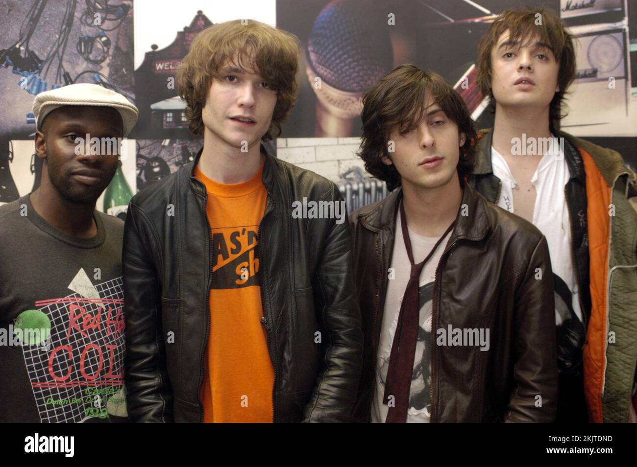 THE LIBERTINES, YOUNG, PORTRAIT, 2002: The Libertines Early in their Career fotografierte am 25. September 2002 im Green Room der Popfactory Music tv Show in Porth, Wales. Die Band (von links nach rechts: Gary Powell, John Hassall, Carl Barât, Pete Doherty) probierte ihr Debütalbum und ihre zweite Single, die beide „Up the Bracket“ genannt wurden. Die Shambolic-Band brauchte viel Zeit, um ihren Auftritt zu vollenden, weshalb die Aufnahmesitzung bis spät in die Nacht überlief. Foto: Rob Watkins Stockfoto