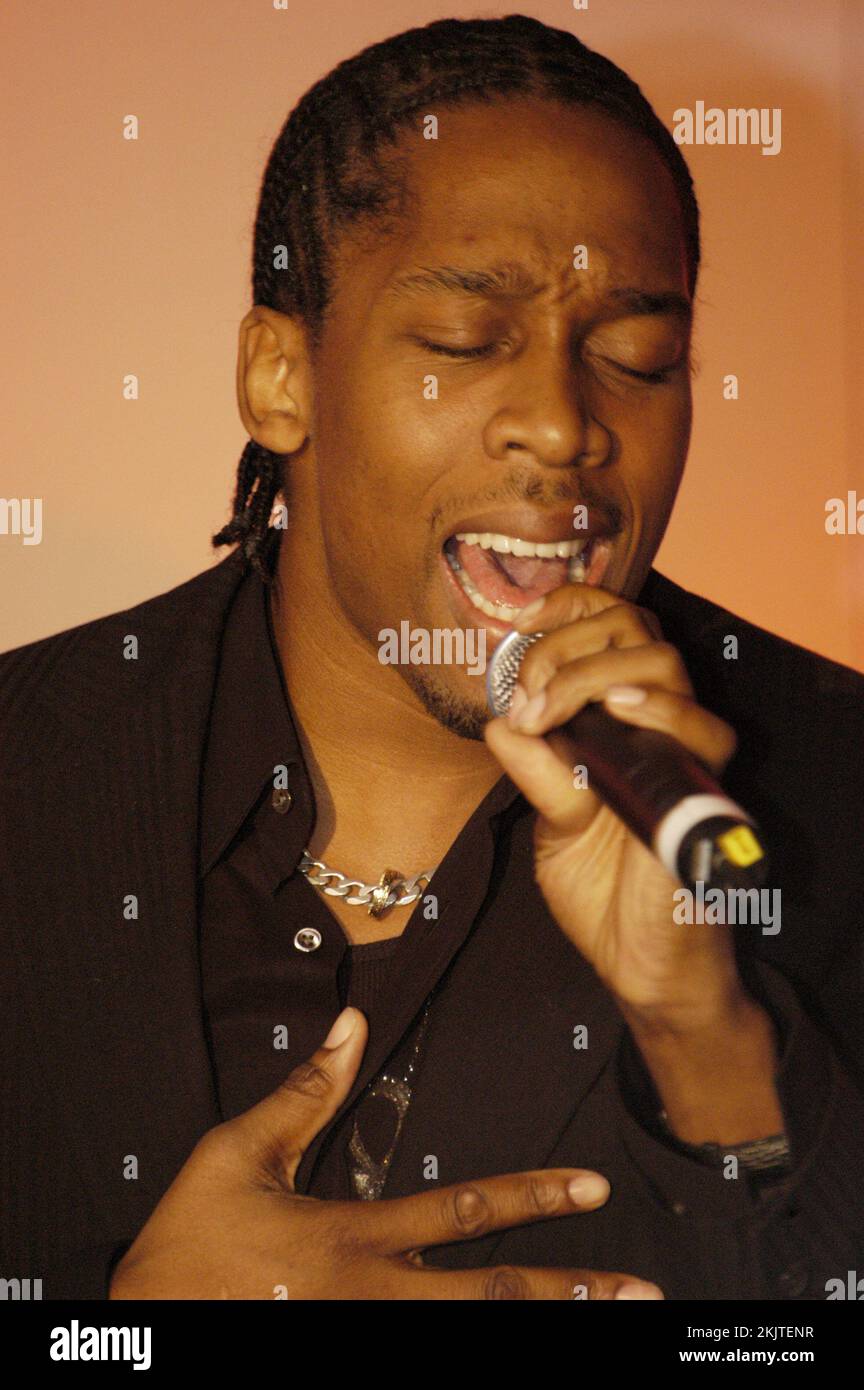 LEMAR, STAR DER FAME ACADEMY, 2005: LEMAR fotografiert in einem kleinen Club-Auftritt in Cardiff, März 2005. Foto: ROB WATKINS. INFO: Lemar, ein britischer R&B-Sänger, wurde berühmt, nachdem er 2002 den dritten Platz in der Reality-Show Fame Academy belegte. Lemar ist bekannt für seine gefühlvolle Stimme und Hits wie „Dance (with U)“ und „If There's Any Justice“. Stockfoto