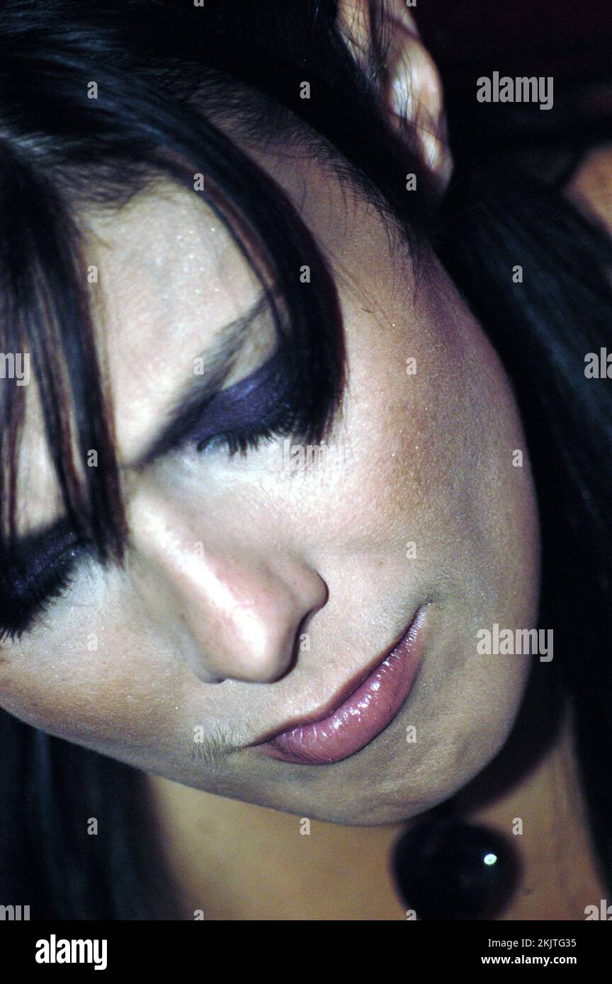POPSÄNGER, PROMINENTE, KYM MARSH, JUNG, 2003: POPSÄNGER, die Schauspielerin und TV-Persönlichkeit Kym Marsh startet ihre Solokarriere am 11. Juni 2003 in der TV-Musikshow Popfactory in Porth, Wales, Großbritannien. Foto: ROB WATKINS. INFO: Kym Marsh, eine englische Sängerin und Schauspielerin, erlangte 2001 als Mitglied der Popgruppe Hear'Say Bekanntheit. Später wechselte sie in die Schauspielerei und erhielt Anerkennung für ihre Rolle als Michelle Connor in der langjährigen Seifenoper Coronation Street und trat später in Strictly Come Dancing auf. Stockfoto