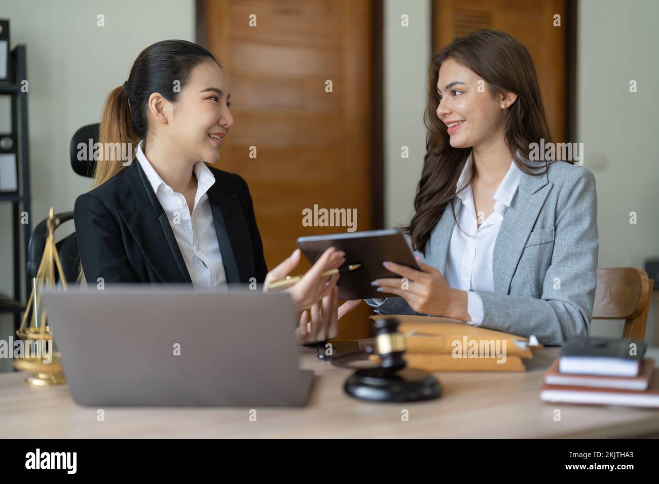 Richter Gavel mit Mandantenverhandlung oder Diskussion Anwalt Klage Konkurs des Business Notar Consultant Konzepts Stockfoto