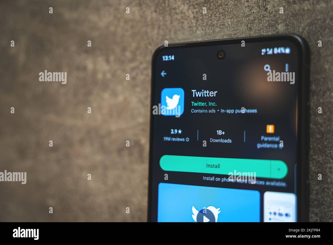 Twitter Mobile App auf Smartphone mit Kopierbereich. Social-Media-Anwendung im Google Play Store, dunkles Thema, Nahaufnahme der Installationstaste. Krakau, Polen - 11. November 2022. Stockfoto