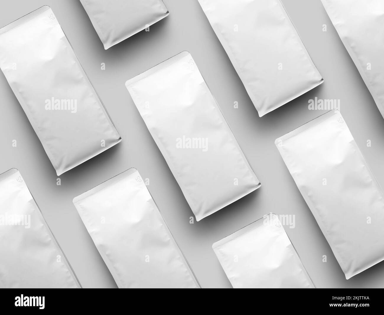 Präsentation eines Sets weißer Beutel für Kaffeebohnen, diagonal angeordnet, Vorderansicht, Verpackungsmodell für Design, Branding, Werbung. Beuteltempl Stockfoto