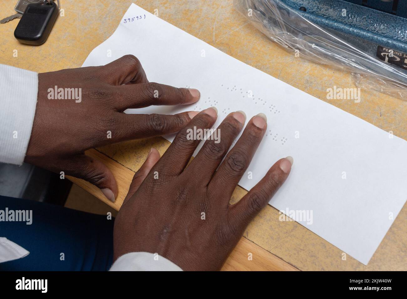 Nahaufnahme eines Blinden, der einen Schriftsatzausdruck in Braille-Schrift liest Stockfoto