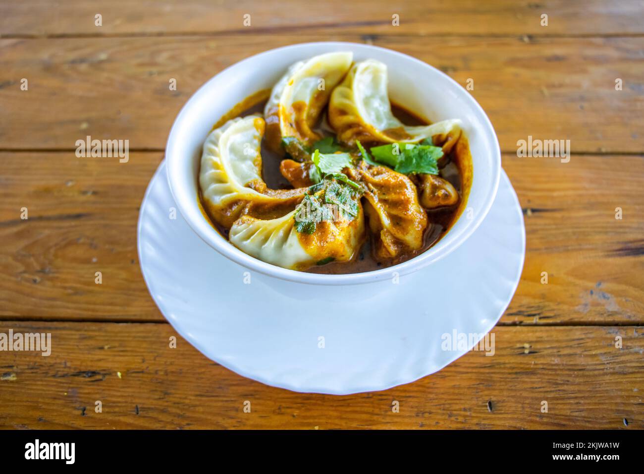 Tibetische Suppe Im Nepalesischen Stil, Gebratene Momo-Teigtaschen Stockfoto