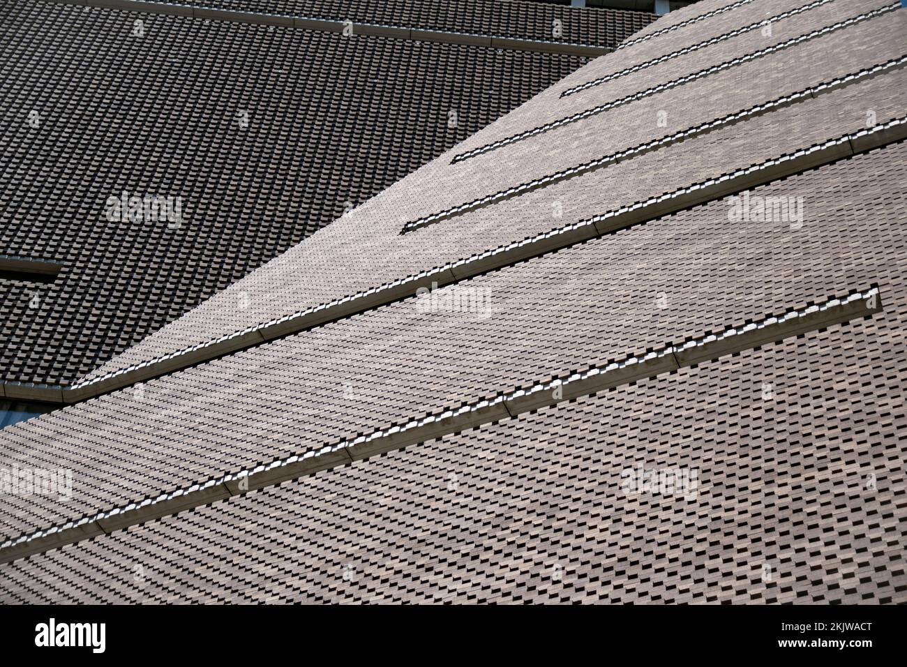 London, Großbritannien - 30.. April 2022: Details des Tate Modern Pyramidengebäudes Stockfoto