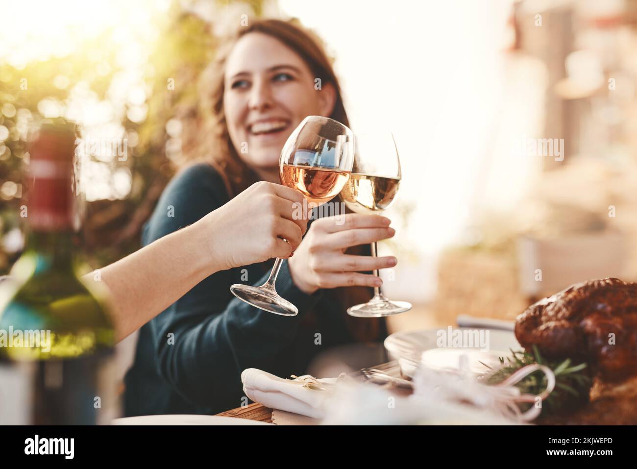 Wein, Gläser und Toast im Restaurant für Thanksgiving, Feiertagsfeier und gehobene Küche in Weinkellereien oder Gastfreundschaft. Champagner Stockfoto