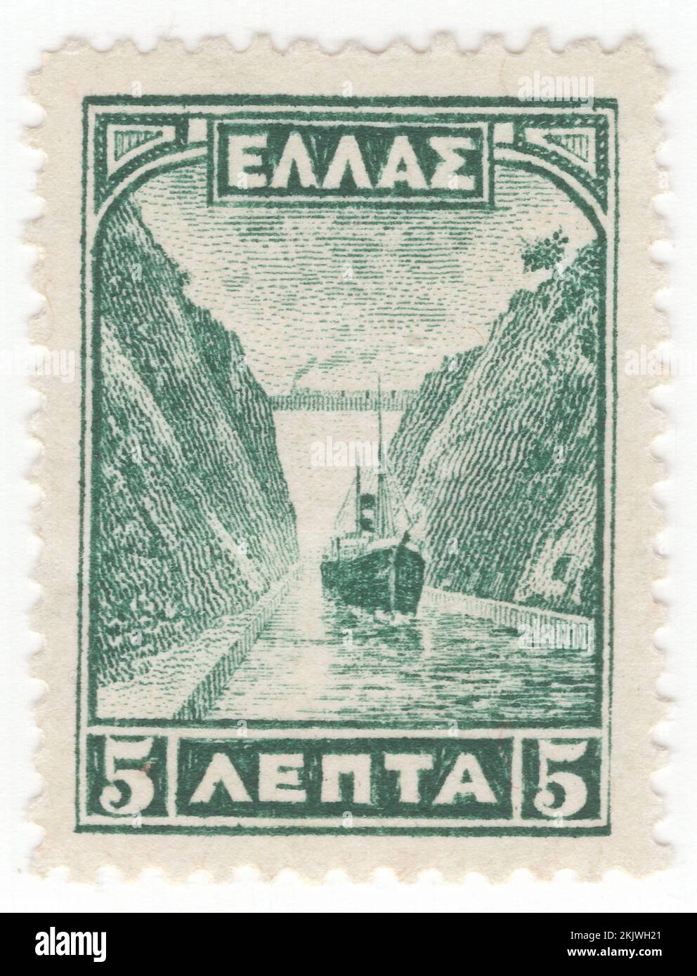 GRIECHENLAND - 1927. April 1: Eine 50-Lepta-violette Briefmarke, die den Kanal von Korinth, einen künstlichen Kanal in Griechenland, darstellt, der den Golf von Korinth im Ionischen Meer mit dem Saronischen Golf in der Ägäis verbindet. Er führt durch den engen Isthmus von Korinth und trennt den Peloponnes vom griechischen Festland, wodurch die Halbinsel zu einer Insel wird. Der Kanal wurde auf Meereshöhe durch den Isthmus gegraben und hat keine Schleusen. Sie ist 6,4 Kilometer (4 Meilen) lang und nur 24,6 Meter (80,7 Fuß) breit auf Meereshöhe, was sie für viele moderne Schiffe unpassierbar macht Stockfoto