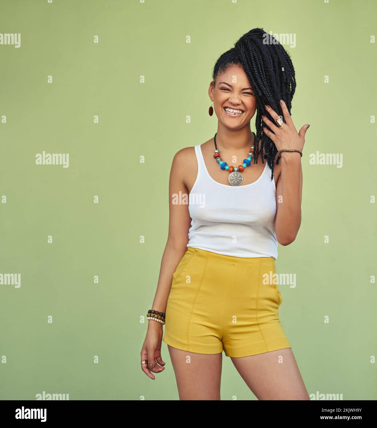 Mode, Porträt und natürliche schwarze Frau mit Zöpfen, die Jugend, Urlaub und Sommerfreiheit genießen. Fröhlich, Wellness und aufregendes Lächeln des jungen Jamaikaners Stockfoto