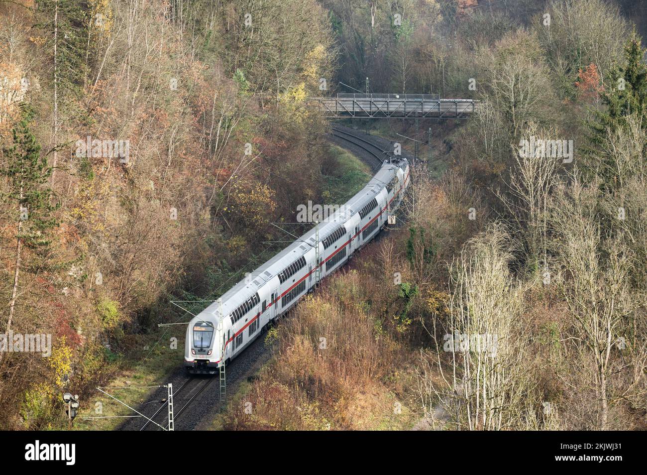 Rottweil, Deutschland. 25.. November 2022. Ein Intercity-Zug fährt von Rottweil in Richtung Stuttgart. Die Interessengruppe Gäu-Neckar-Bodensee-Bahn hat eine „Faktenprüfung“ beschlossen, bei der die Folgen einer Fortsetzung des Betriebs der bestehenden Eisenbahnanlagen bis zum Hauptbahnhof Stuttgart, die bisherige Planung und mögliche Alternativen vorgestellt und erörtert werden. Kredit: Silas Stein/dpa/Alamy Live News Stockfoto