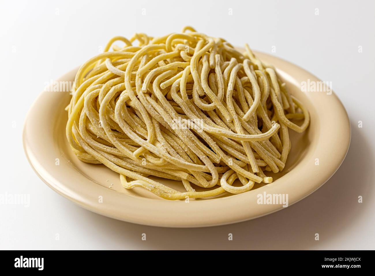 Chinesische Nudeln auf weißem Hintergrund Stockfoto