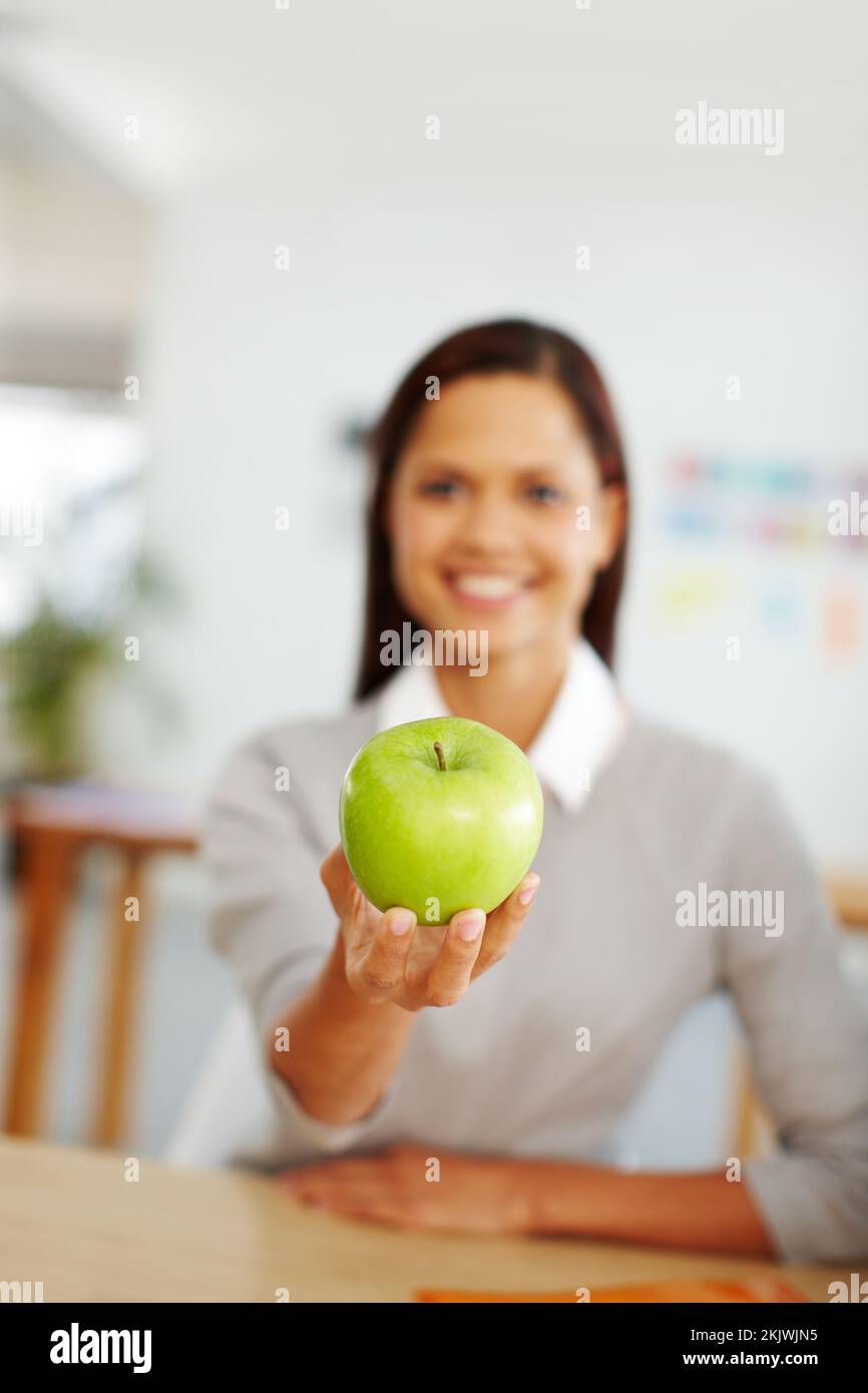 Frau, grüner Apfel und Obst für einen gesunden Lebensstil, Diät und Essen für Gesundheit und Wellness, während Sie zu Hause mit einem Snack sitzen. Die Hand einer Frau Stockfoto