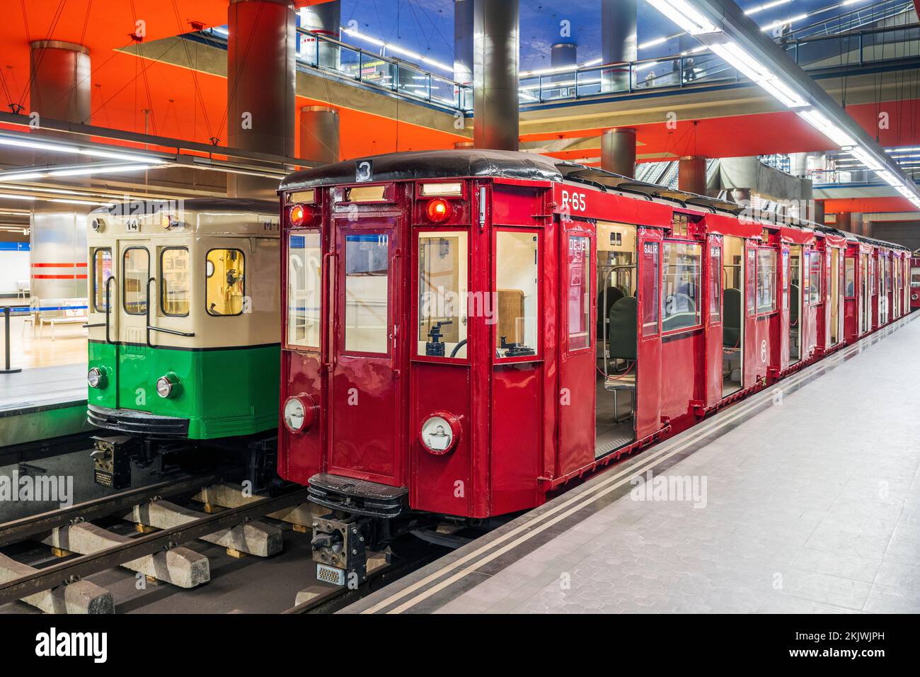 Historische U-Bahn-Züge an der U-Bahn-Station Chamartin, Madrid, Spanien Stockfoto