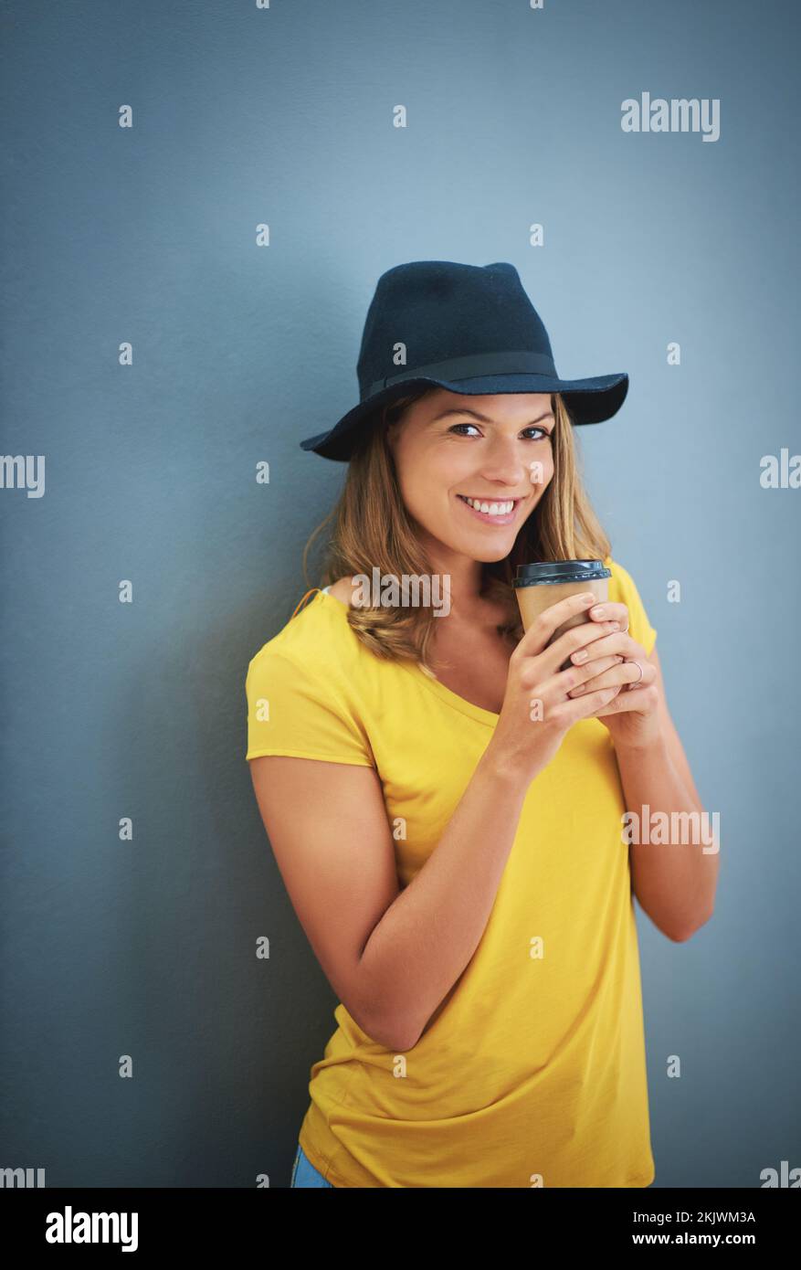 Frau, Mode oder Kaffeetasse im Studio mit blauem Hintergrund und Marketingmodell, Werbefläche oder Modell-Branding. Porträt, Lächeln oder glücklicher Schüler Stockfoto
