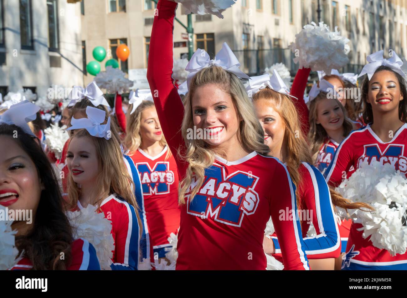 New York, USA. 24.. November 2022. NEW YORK, NEW YORK - 24. NOVEMBER: Macy's Preformer tritt am 24. November 2022 auf der 96.. Jährlichen Macy's Thanksgiving Day Parade in New York City auf. Kredit: Ron Adar/Alamy Live News Stockfoto