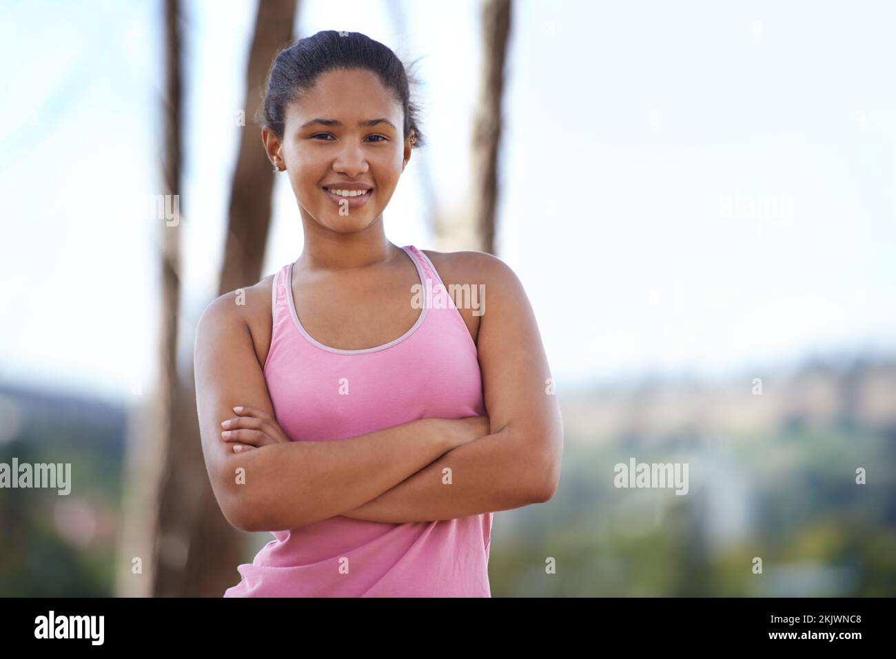 Junge Frau, Porträt und Läufer, Arme überkreuzt für Fitness-Workout im Naturpark, Fitness Wellness und Körperpflege oder Herz-Kreislauf-Training. Sportler Stockfoto