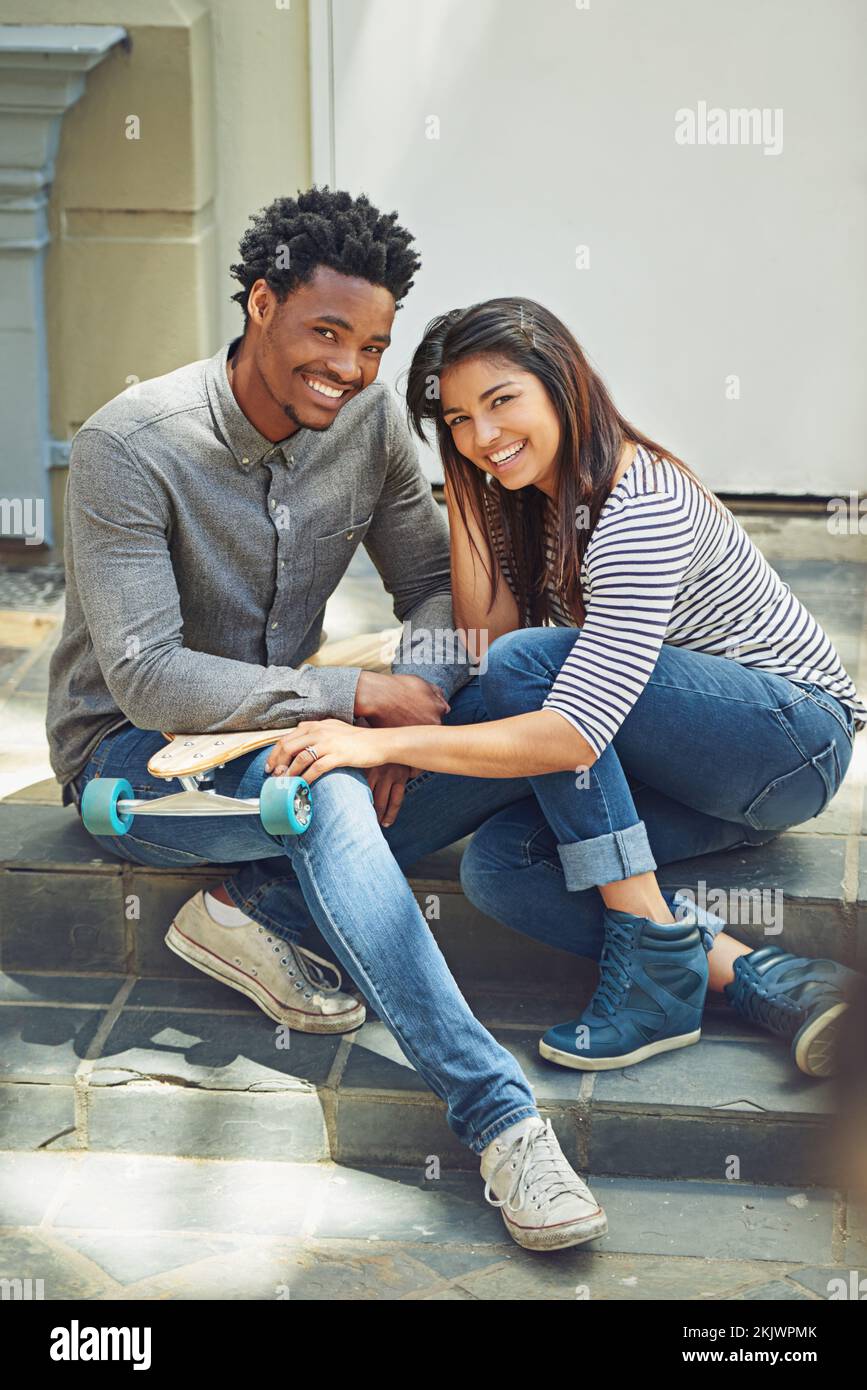 Porträt, Skateboard und Freunde, die sich in der Stadt entspannen, während sie sich mit Glück verbinden und Spaß haben. Skater, Mann und Frau mit Freundschaftsbindung für aktiv Stockfoto