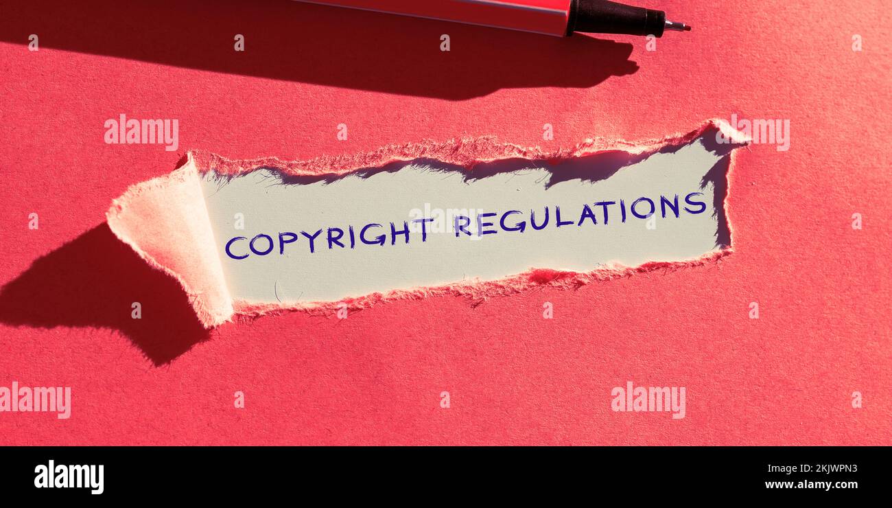 Textzeichen mit Copyright-Bestimmungen. Ein Wort, das auf einem Gesetzeskorpus steht, der die Originalwerke der Urheberschaft regelt Stockfoto