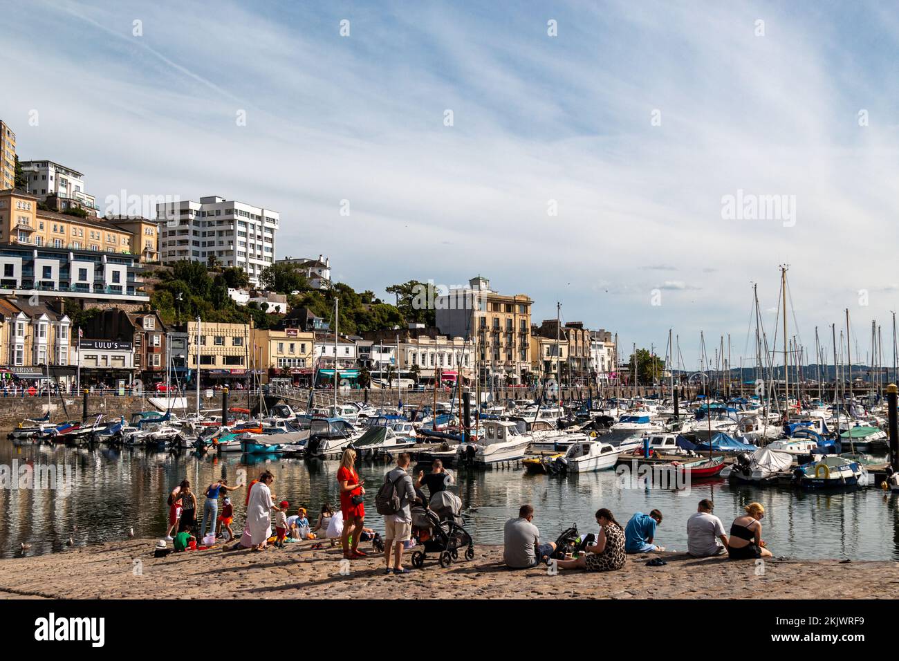 Blick auf das innere Dock und den Yachthafen von Torquay Harbour. Stockfoto