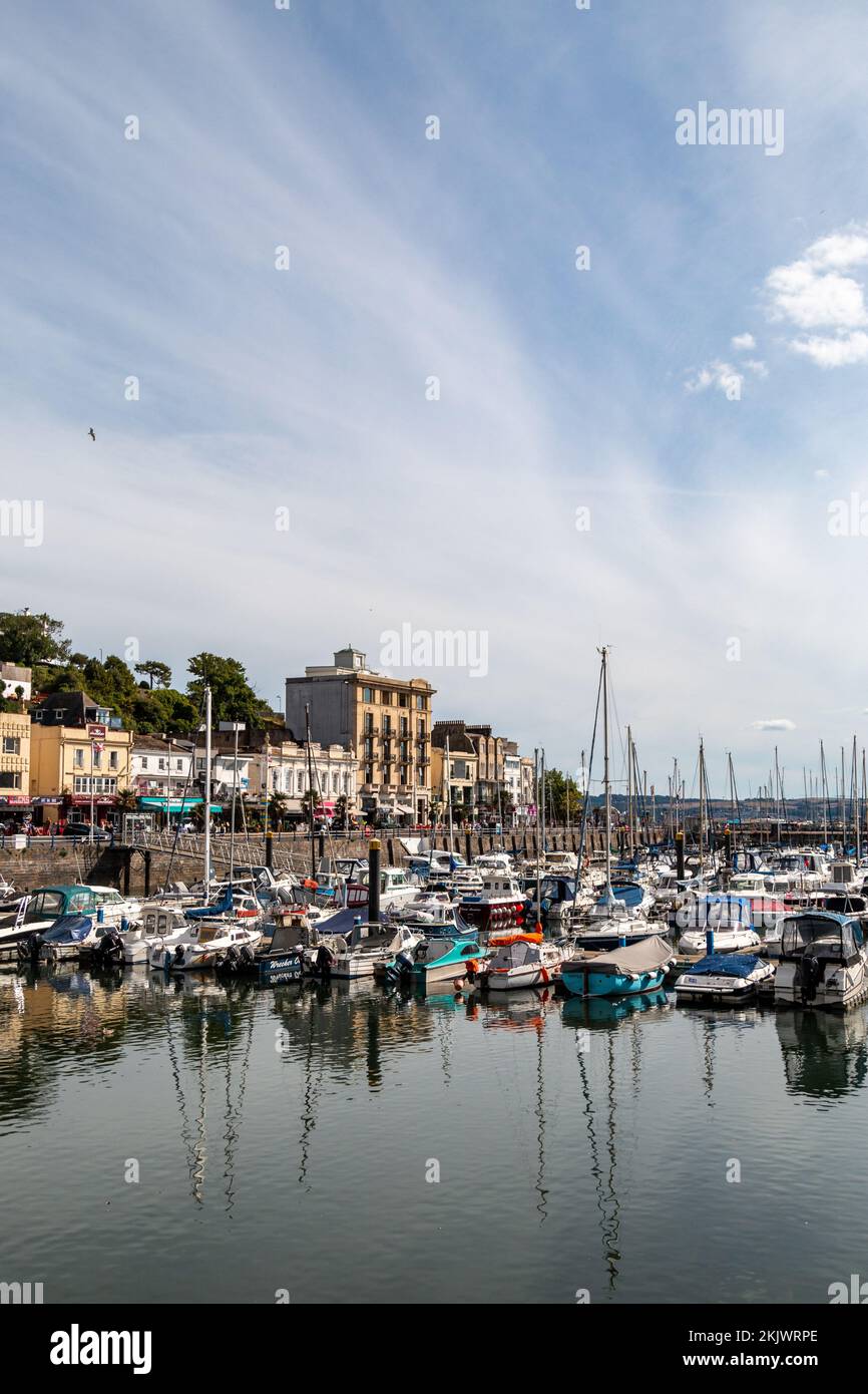 Blick auf das innere Dock und den Yachthafen von Torquay Harbour. Stockfoto