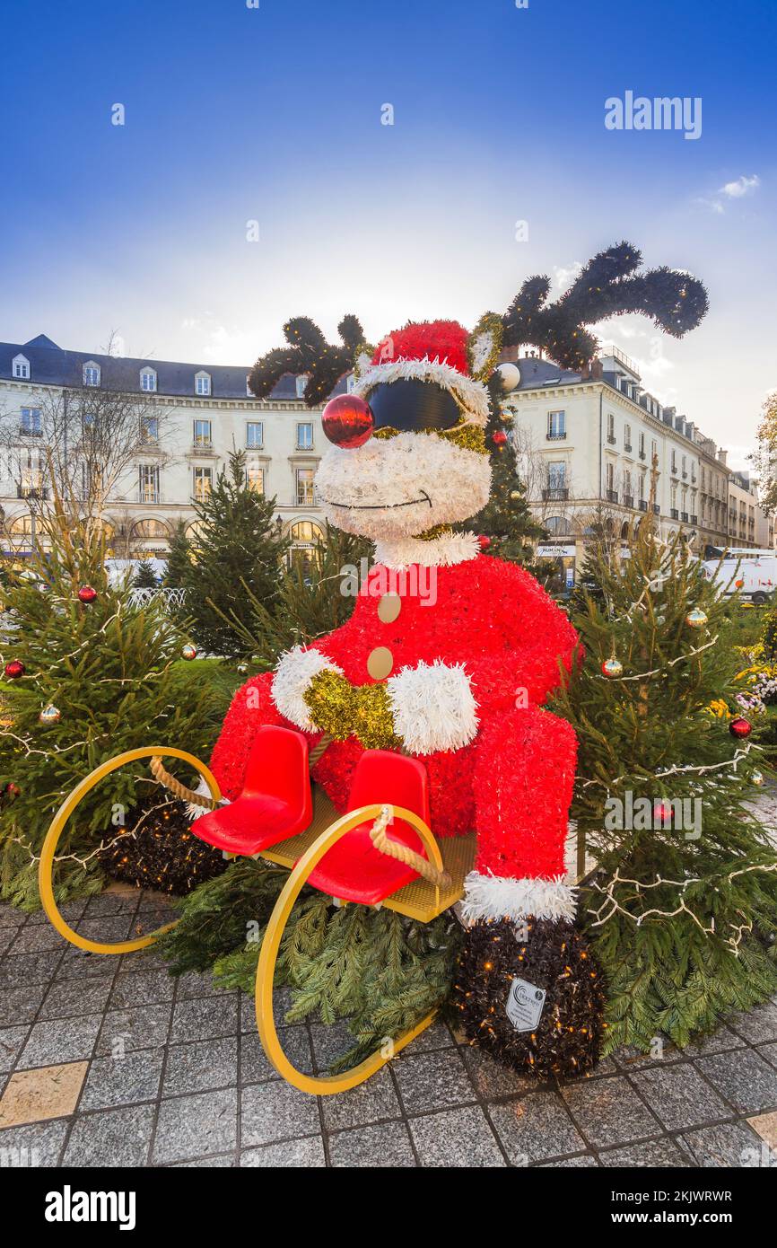 Als Weihnachtsmann verkleidete Rentierfigur auf dem Schlitten, Indre-et-Loire (37), Frankreich. Stockfoto