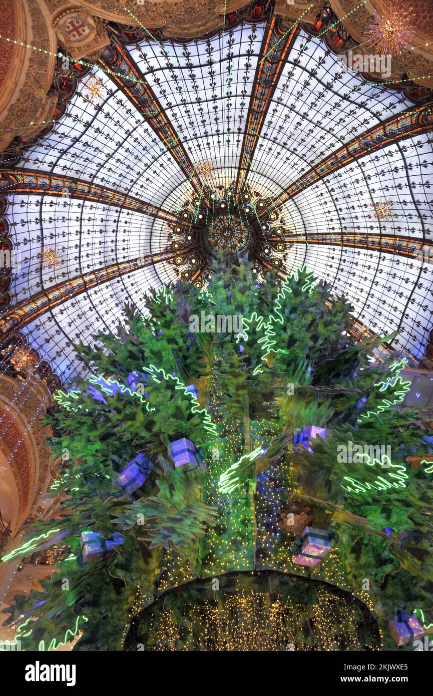 FRANKREICH. PARIS (75) 9TH. BEZIRK. HAUSSMANN BOULEVARD. DAS KAUFHAUS LES GALERIES LAFAYETTE VOR WEIHNACHTEN Stockfoto